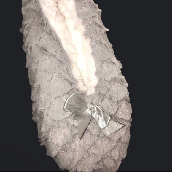 Fuzzy Women’s slippers - Picture 4 of 5